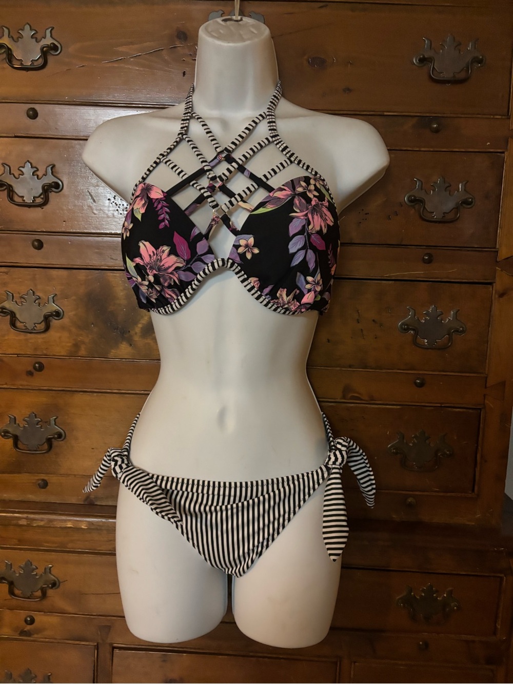 (A319Floral Strappy Halter Bikini Top and Striped Tie-Side Bottom  Size Medium